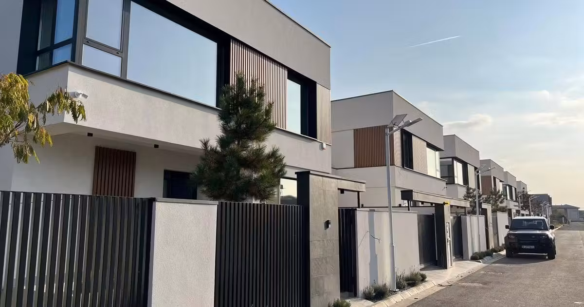Casă individuală de vânzare cu 5 camere în Otopeni