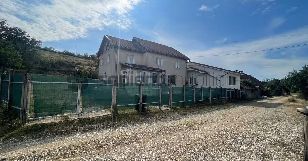 Casă individuală de vânzare cu 8 camere în Mierlău