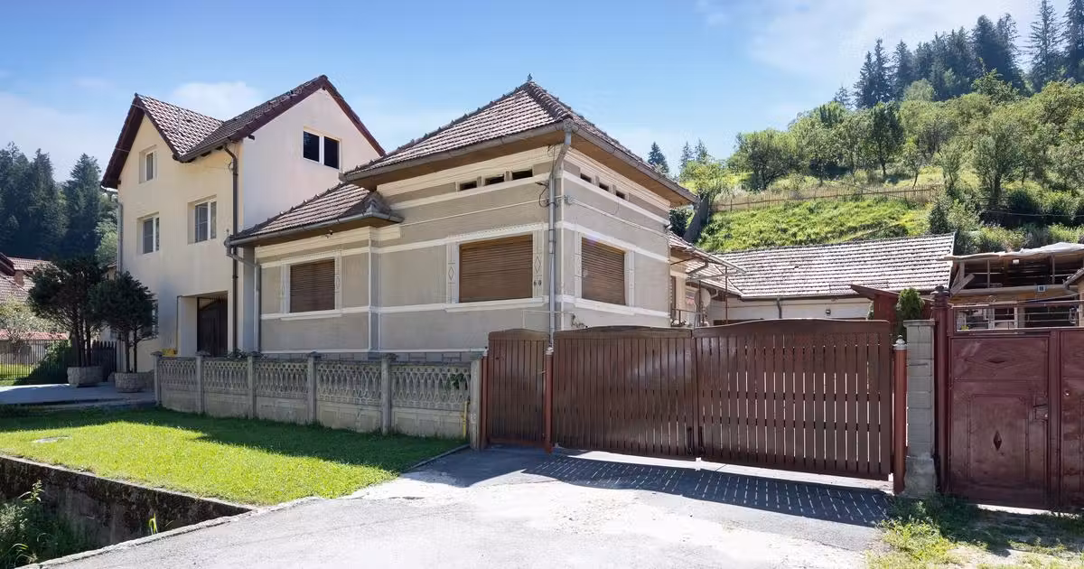Casă individuală de vânzare cu 4 camere în Poiana Mărului