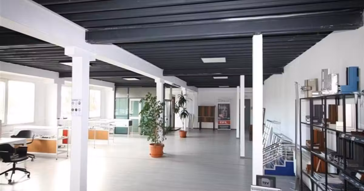 Spațiu industrial de vânzare de 2,393 mp, în Balotești