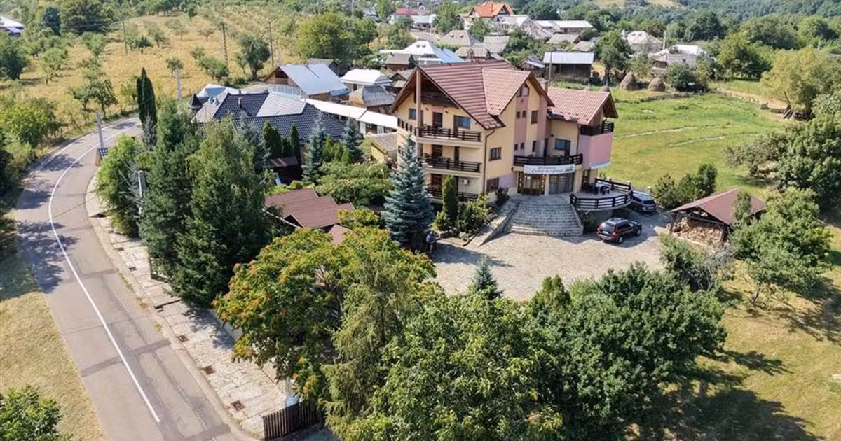 Spațiu comercial de vânzare de 683 mp, în Văratec