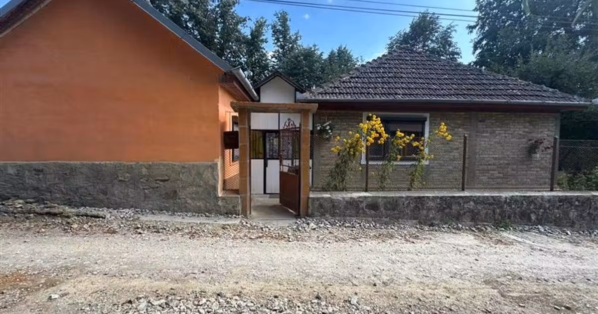 Casă individuală de vânzare cu 3 camere, mobilată în Bocșa