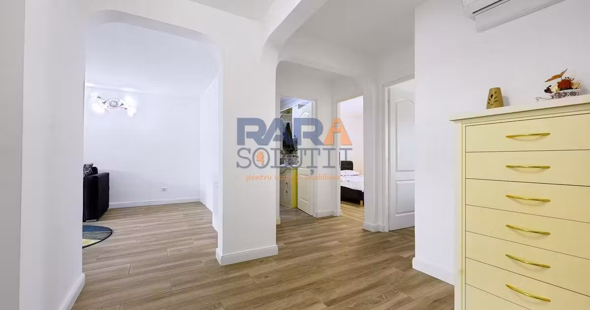 Apartament de vânzare cu 3 camere, mobilat în Roman