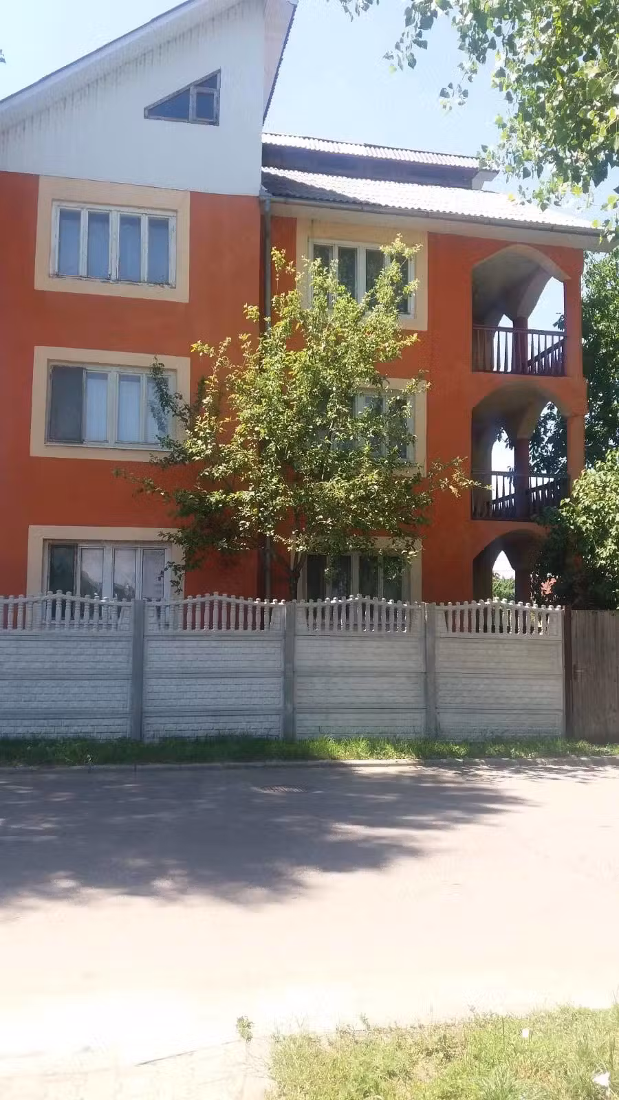 Casa cu trei apartamente de vinzare zona Zavoaie Bistrita sud