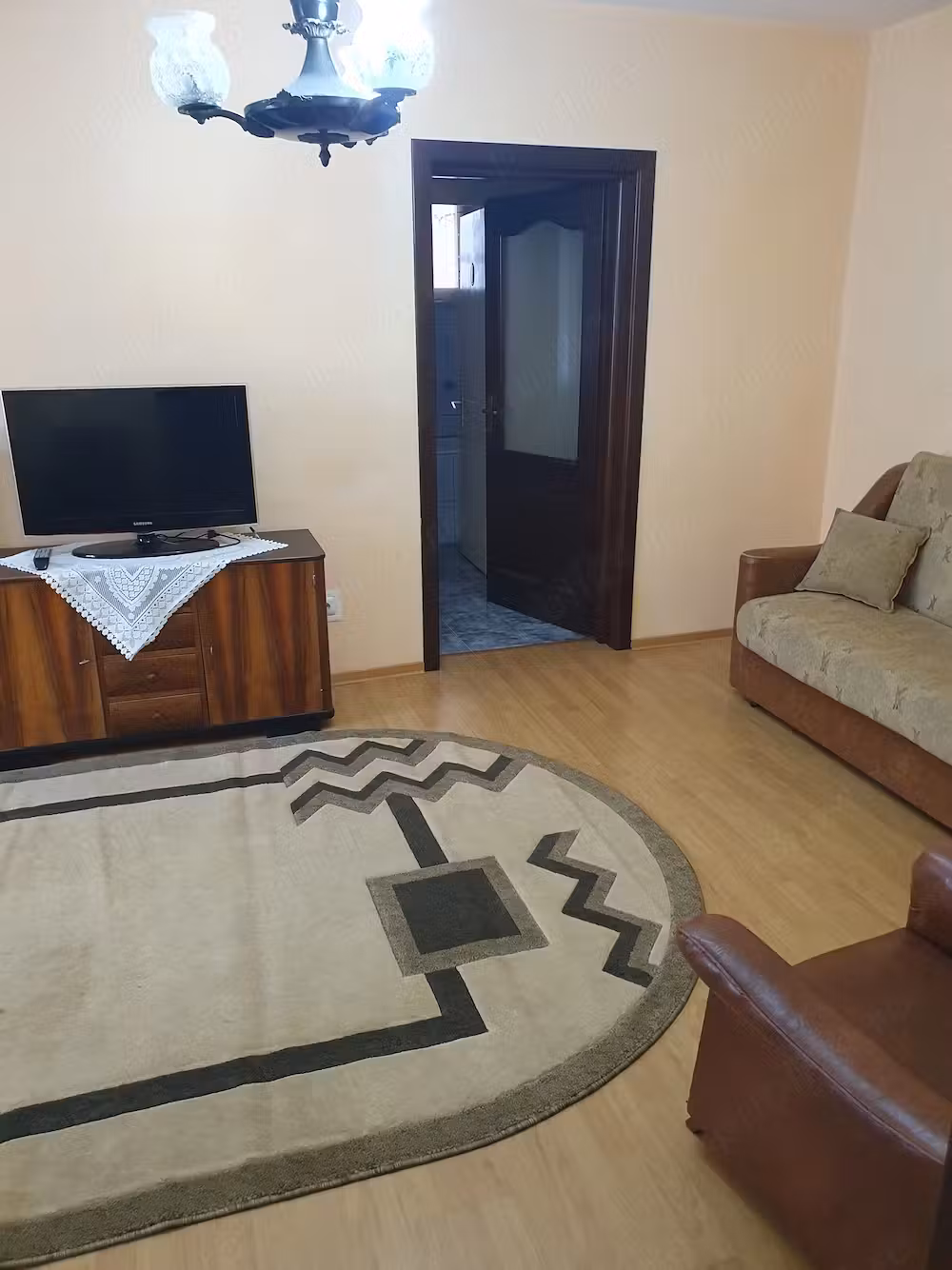 inchiriez apartament ultra central