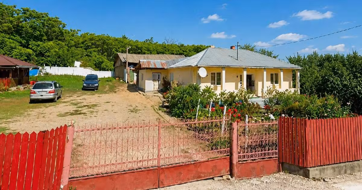 Casă individuală de vânzare cu 3 camere în Slobozia Bradului