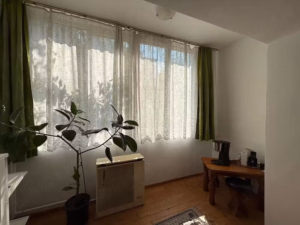 Vand garsoniera ultra central .