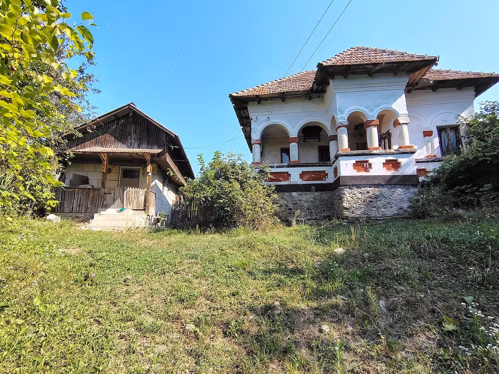 Casă · 4 camere · 500 m², Stroesti, Curtea de Argeș