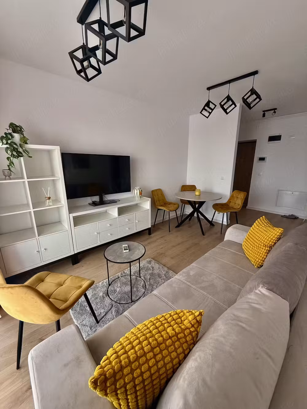 Apartament 2 camere + loc parcare de închiriat Hils Titanium, prima închiriere