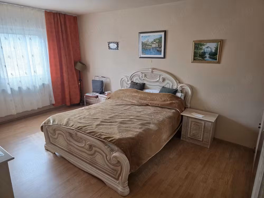 Vand apart 3 camere etaj1 micalaca300  pers fizica