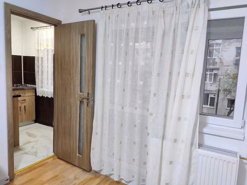 Închiriez garsonieră Su = 26 mp, la etaj 1  bloc zona Vest