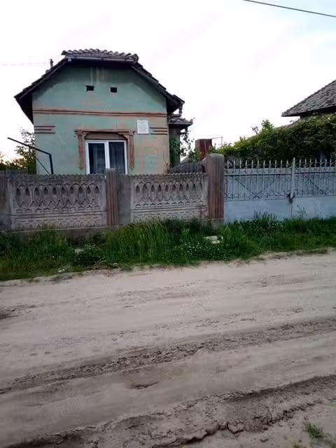 vand casa veche cu teren intravilan