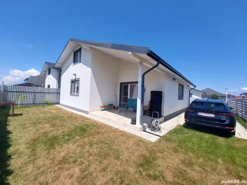 Casa moderna, spatioasa, ideala pentru familie numeroasa.