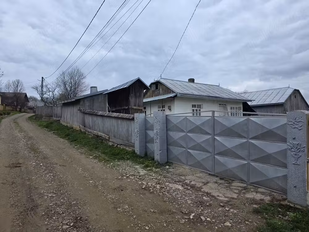 Vand casa cu sura, curte mare si gradina in Bosanci, Suceava