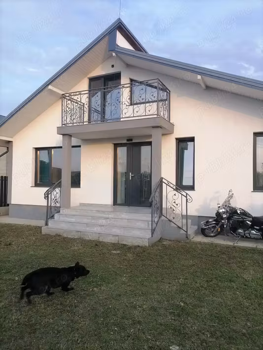 Casă Est