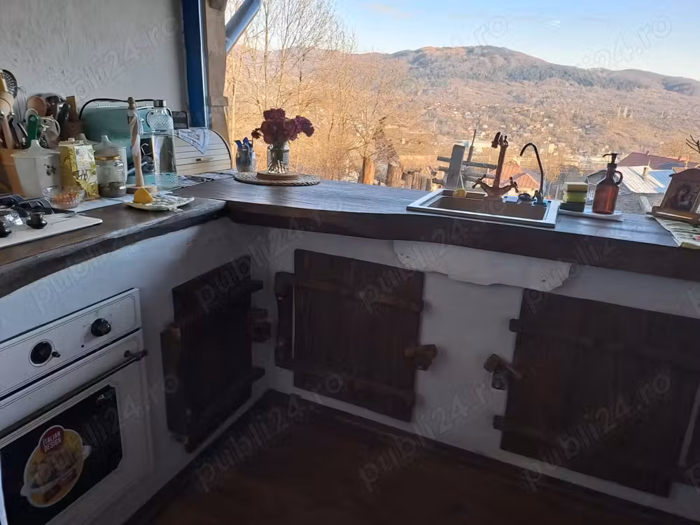 Vând mini complex tradițional: o casă maramureșeană, o căsuța de hobbit și două case bucovinene