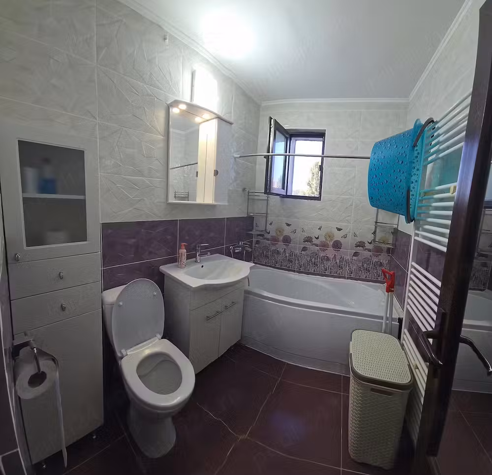 Inchiriez apartament 2 camere semidecomandat