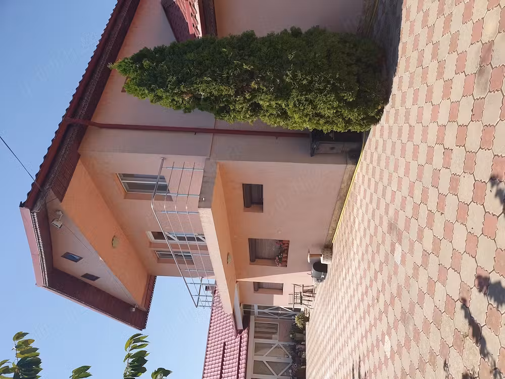 Vila de vanzare in Focsani cu teren , zona foarte linistita avand toate utilitatile.