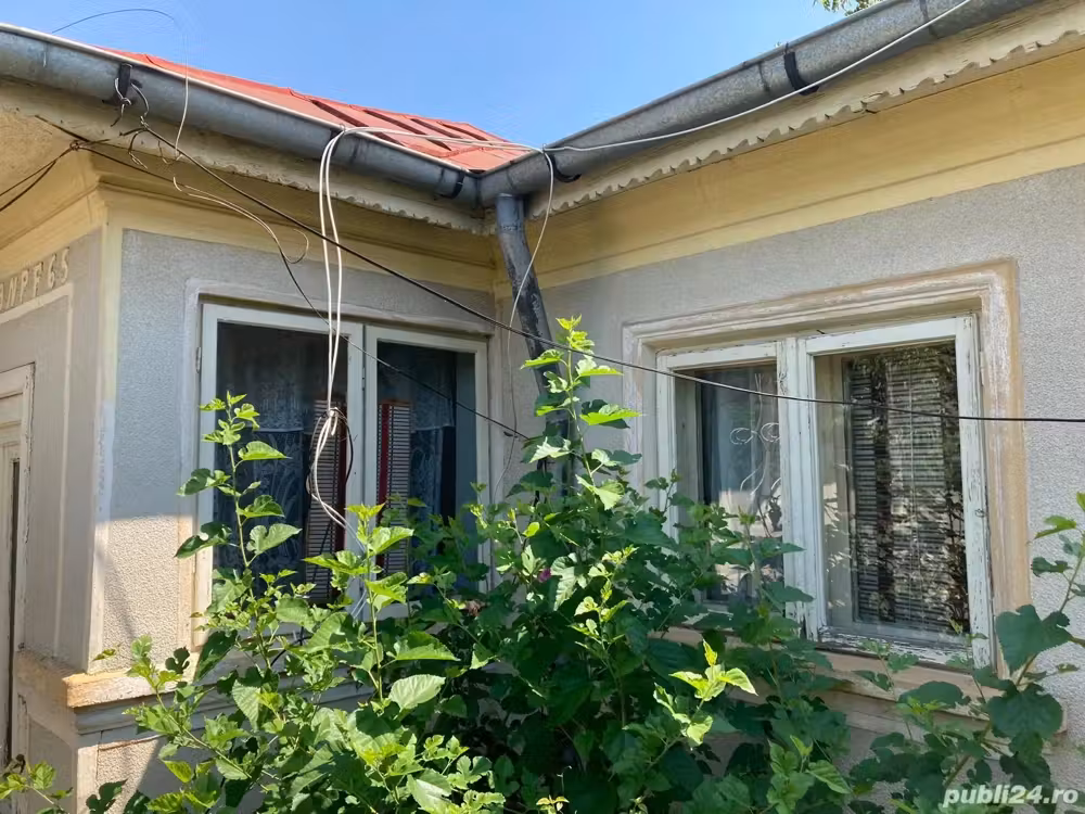 Vand casa la curte in Rosiori de Vede jud Teleorman, din paianta, cu 5 camere.
