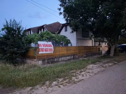 Casă Plopi
