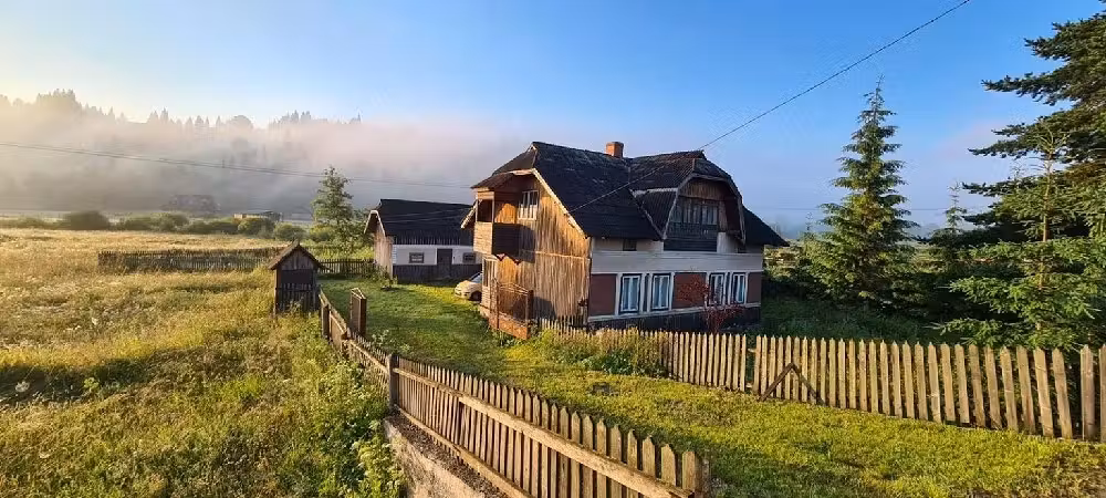 Casă (12 km de Vatra Dornei) 3 surse de apă.