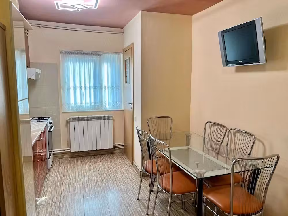 3 camere 70 mp langa Sp.Judetean la parter cu balcon + CENTRALA PROPRIE