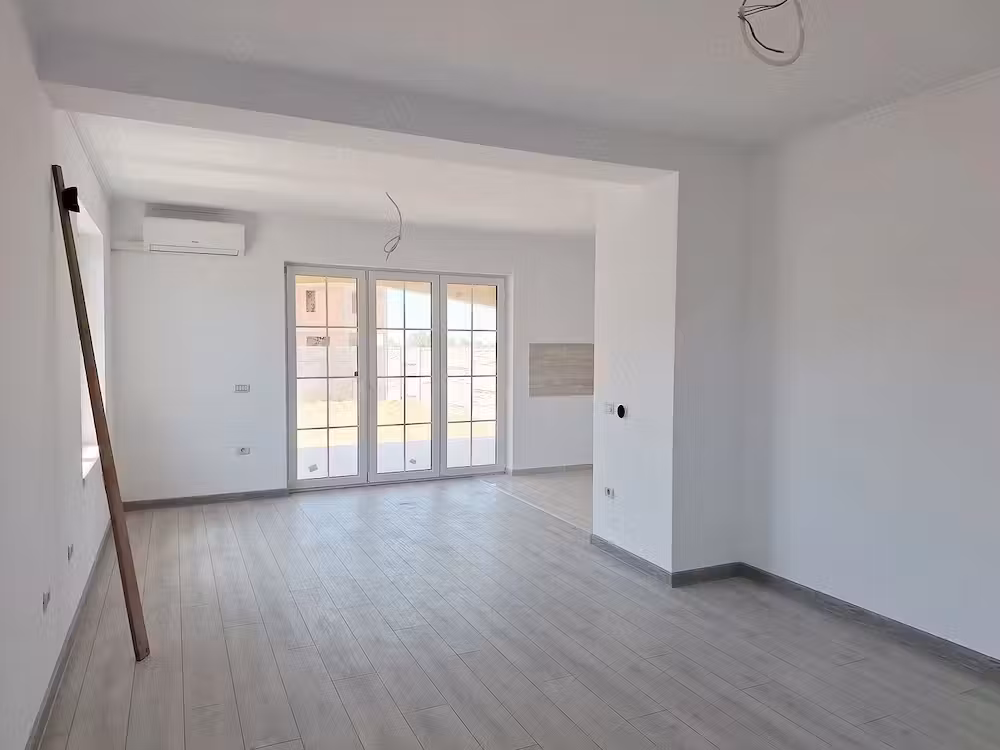 Duplex in stil mediteranian, pe parter, cu o curte generoasa !