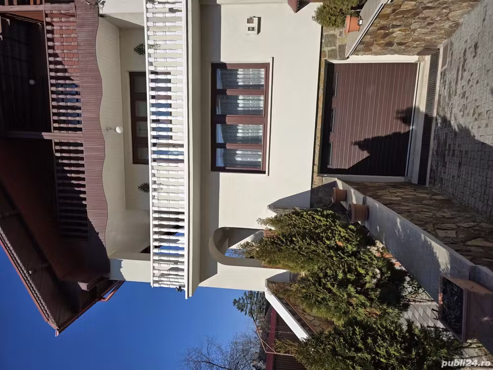 Casă · 6 camere · 414 m², Roman, Roman