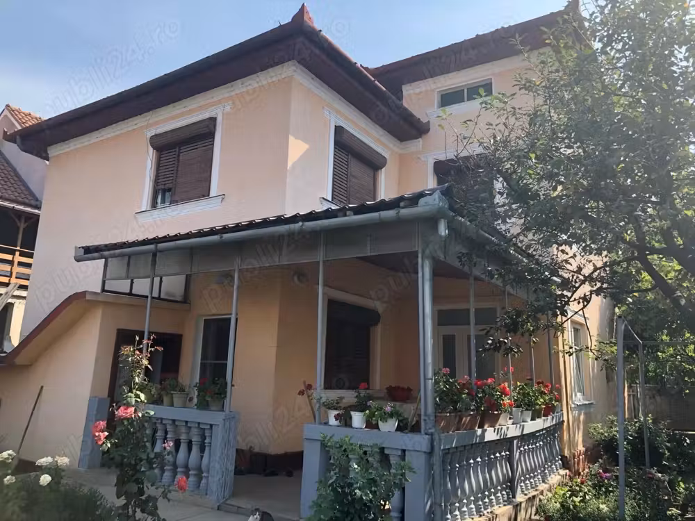 Vand casa schimb cu apartment