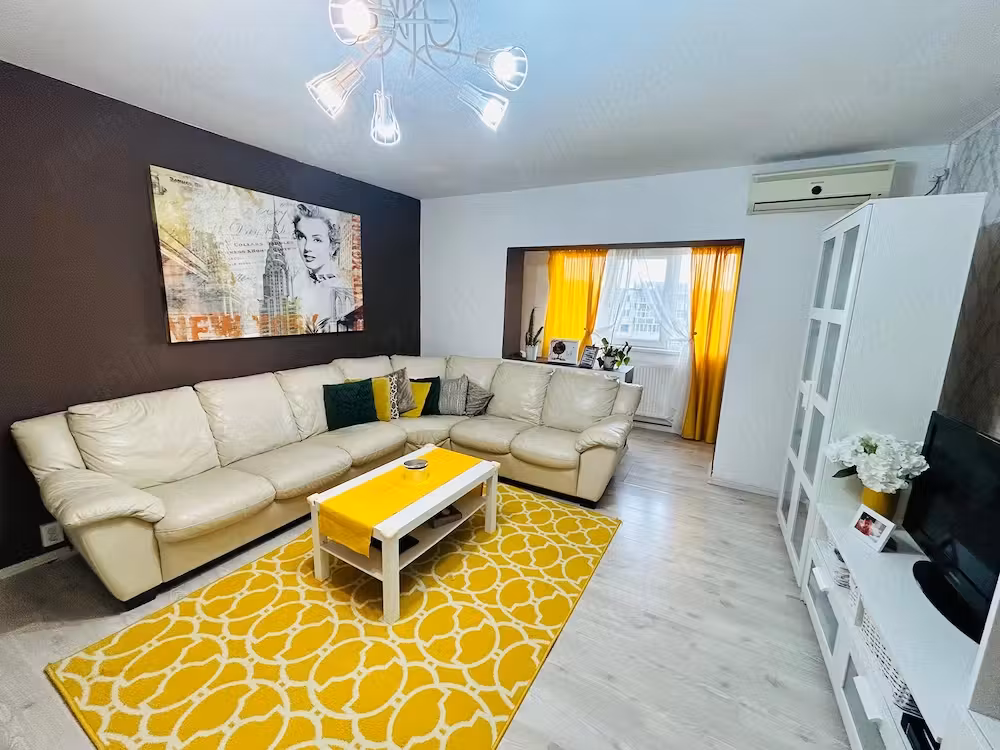 Vand apartament 3 camere, zona linistita