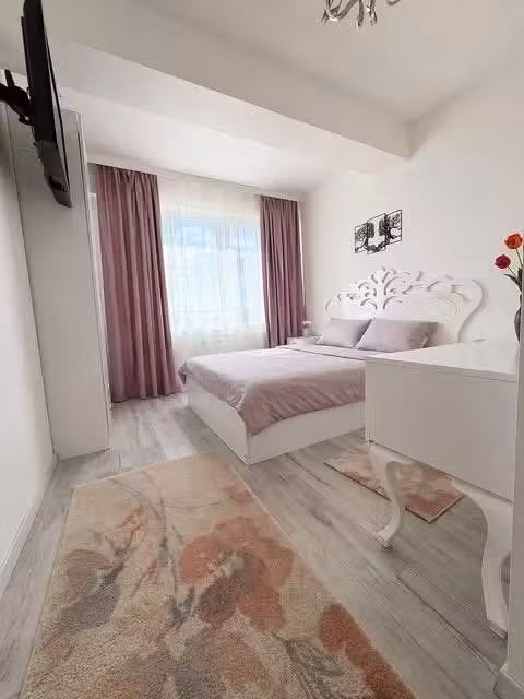 vând apartament decomandat