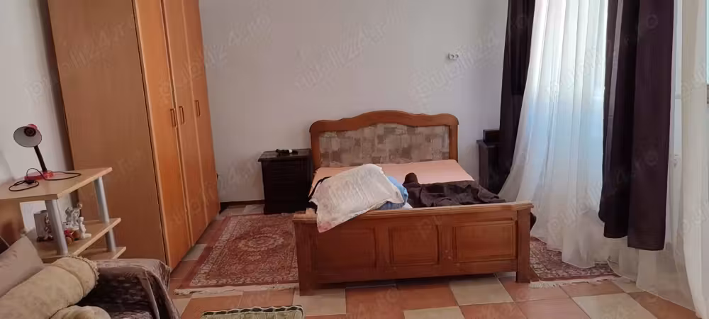 Ofer spre închiriere garsoniera la curte