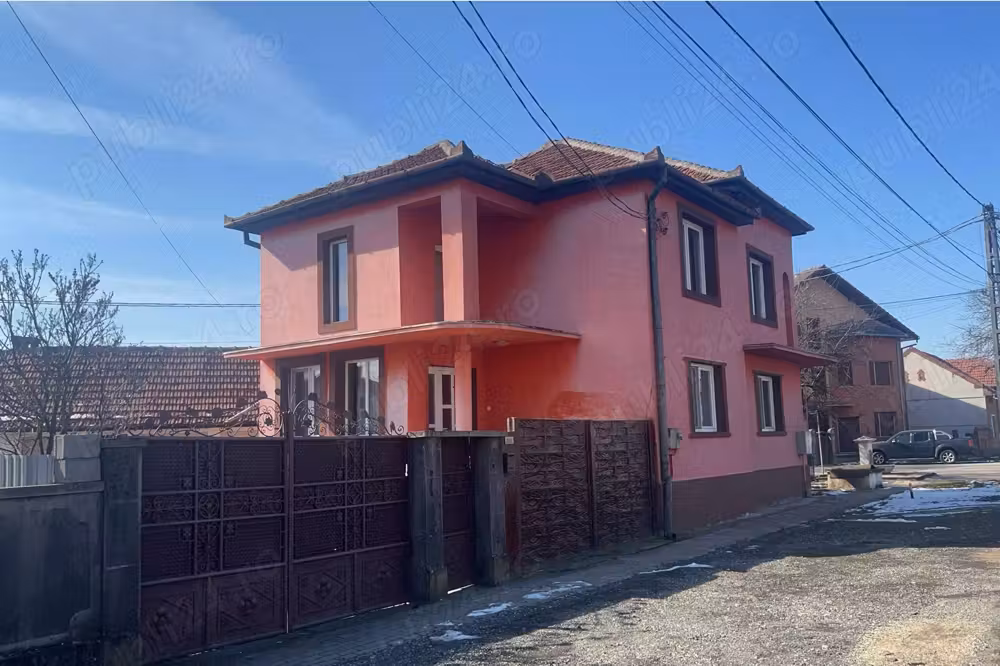 Vand casa in comuna Costeiu.