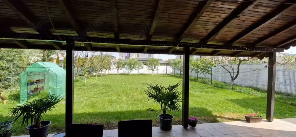 Vand vila in zona Ciarda Rosie , aproape de Calea Buziasului