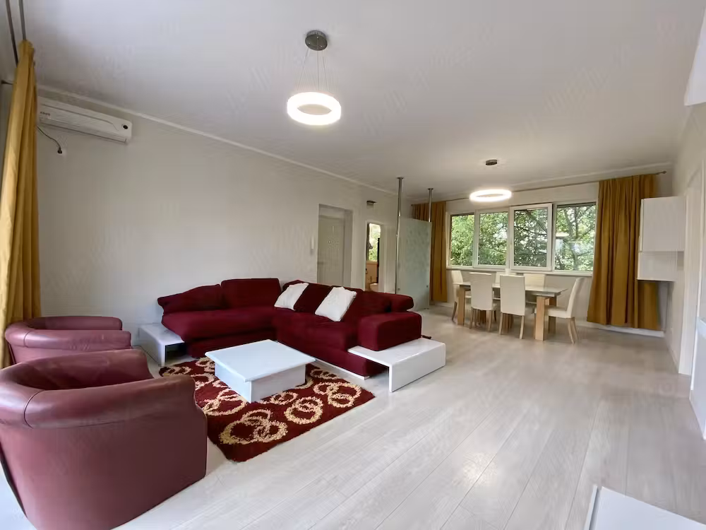 Apartament in vila pe 2 etaje, 174 mp utili, 5 camere, 2 bucatarii, 2 bai, terasa, parcare in curte.