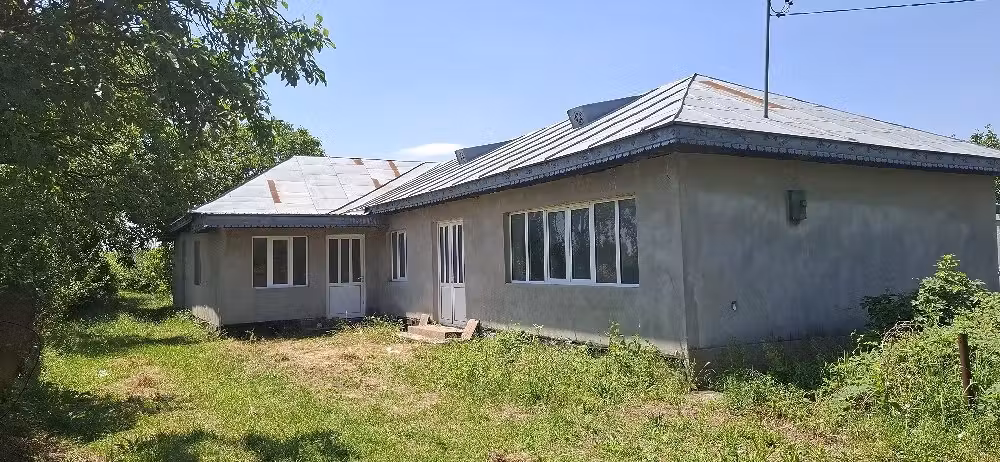 vând casă cu teren