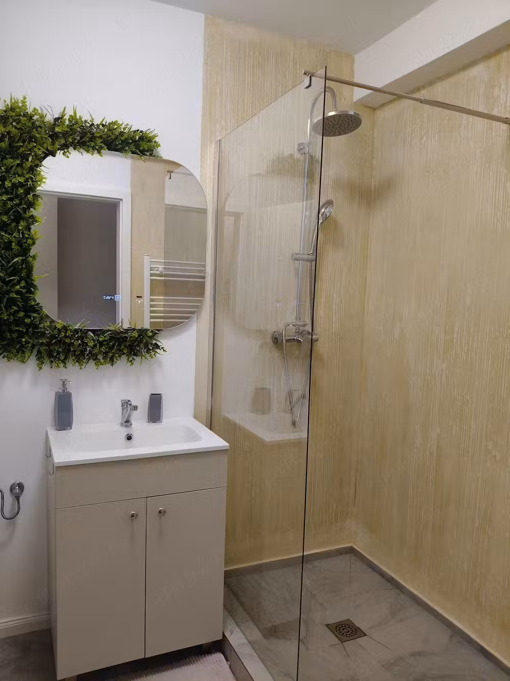 Închiriez apartament