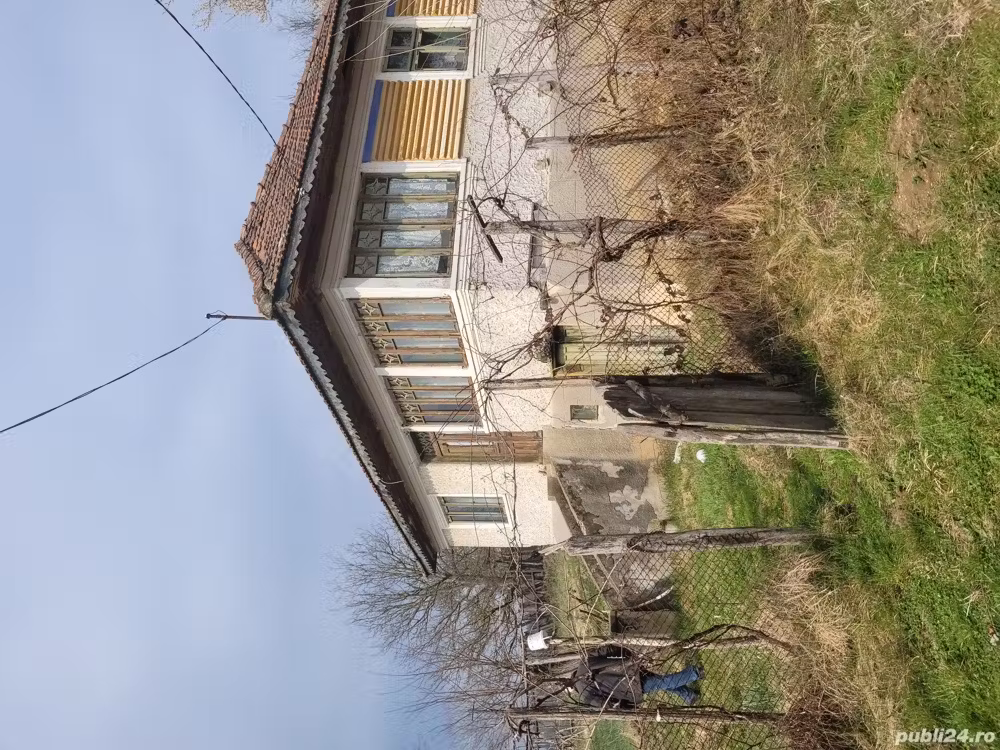 Vând casa la țară