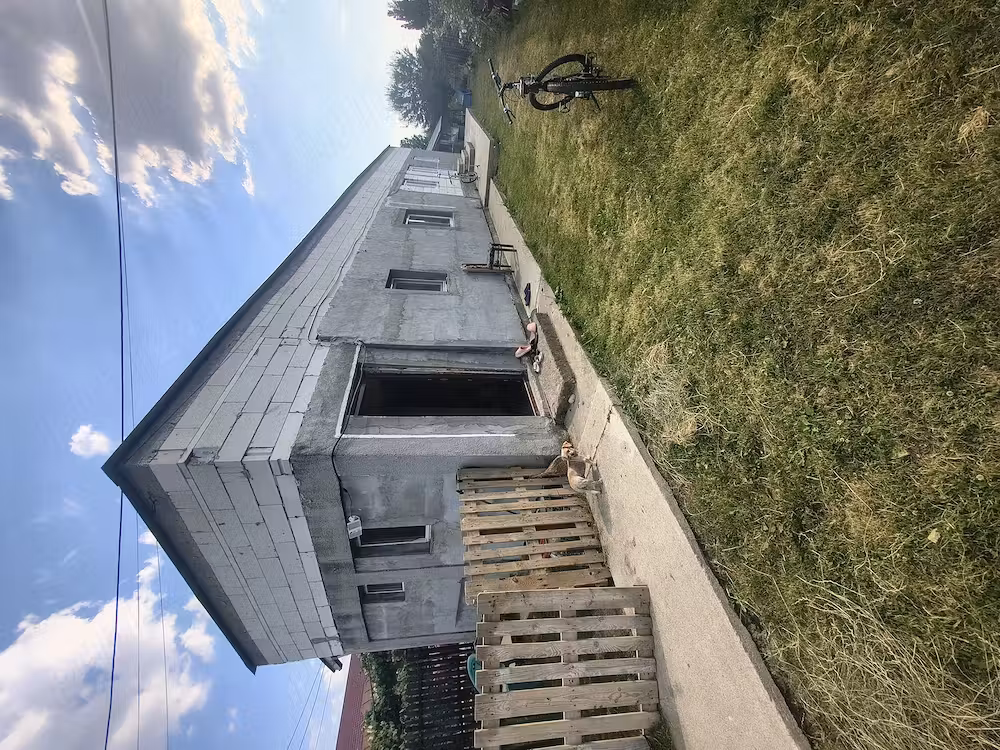 Casă de vânzare cu teren mare 3.500 m , zonă liniștită