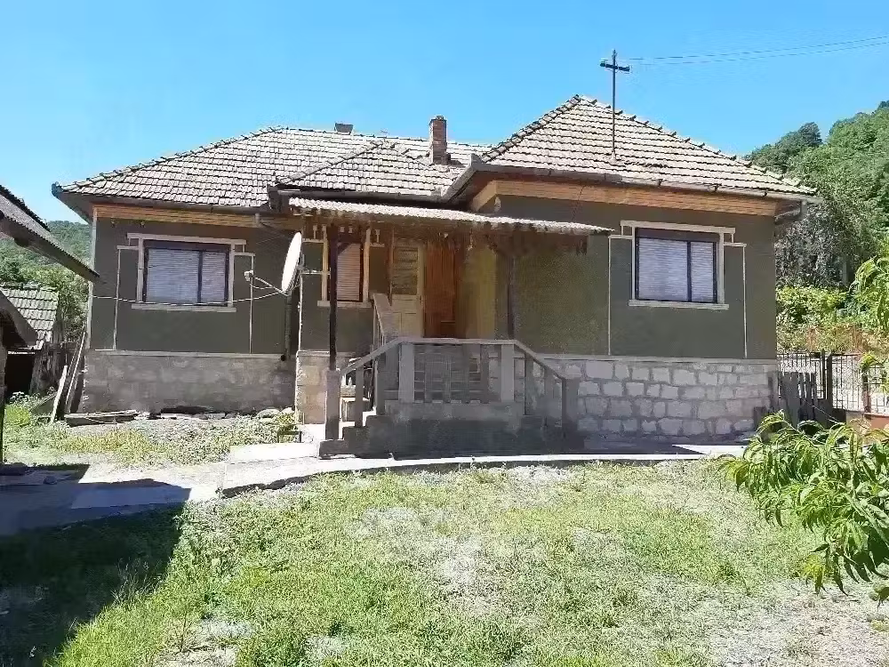 Casă solidă din cărămidă 100 mp, 4000 mp teren
