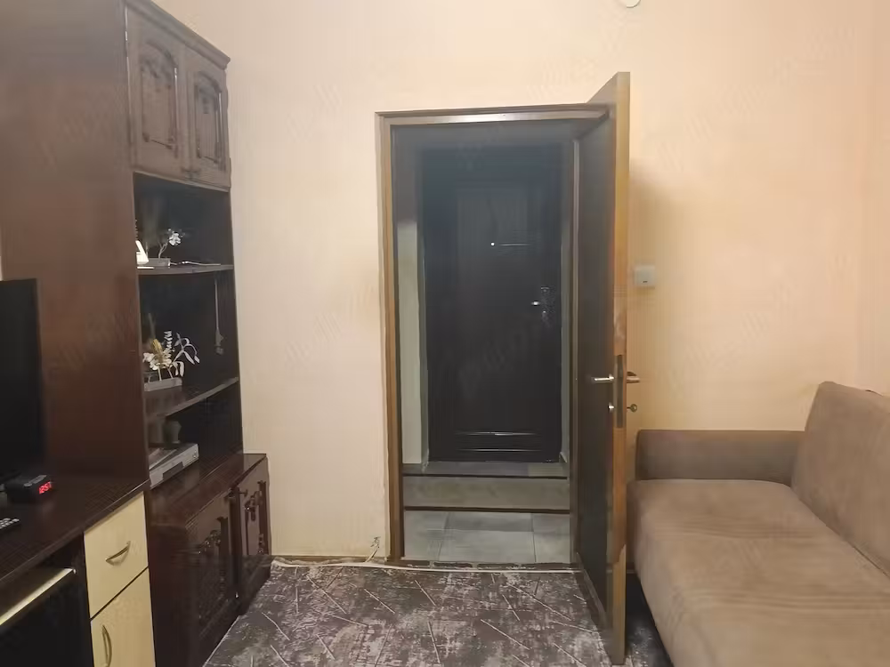 Vând apartament decomandat 38 mp, preț 68.000
