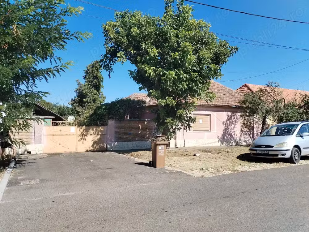 Vând casă în Pecica în zona centrală.