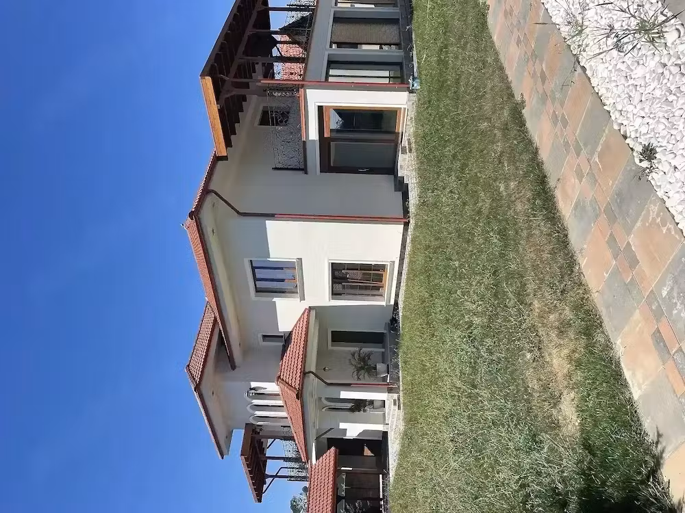 Vand casa nou construita