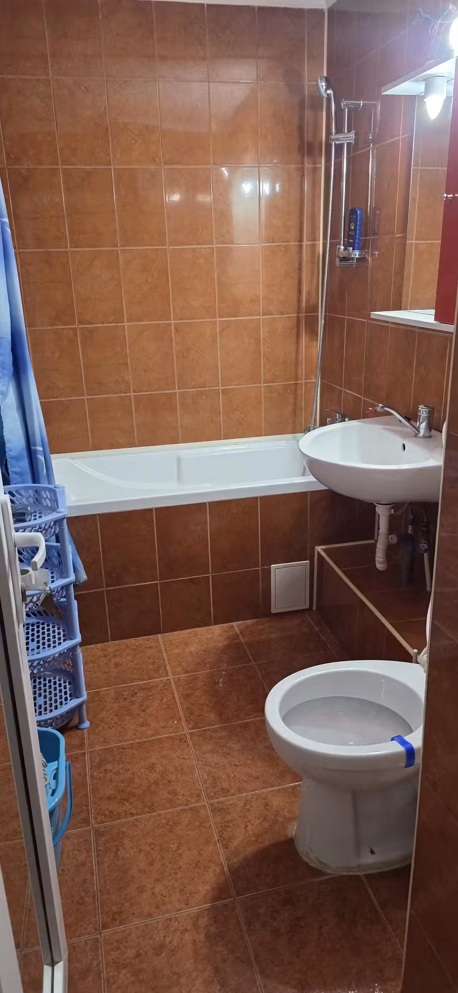 Inchiriez Ap. 2 camere Rogerius, str.Ovidiu colt cu Lacul Rosu,Et 1,loc de parcare