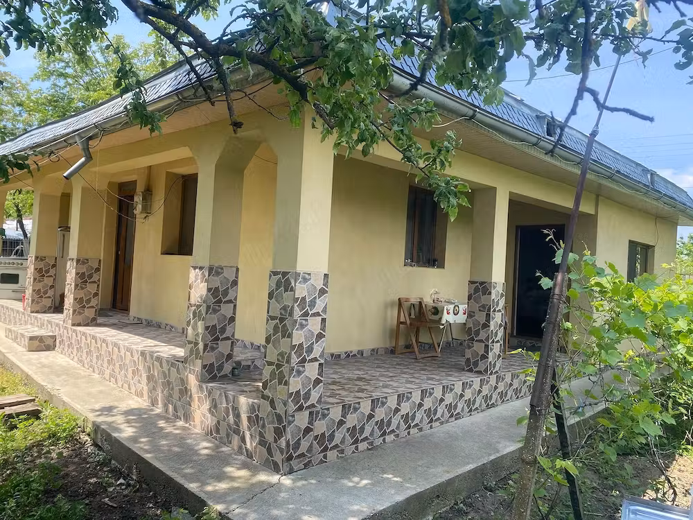 Casa + anexa + teren