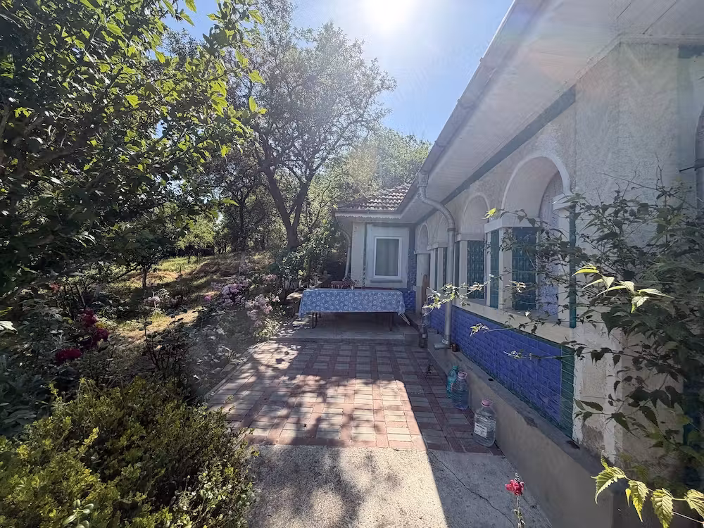 Casa cu gradina frumoasa la tara