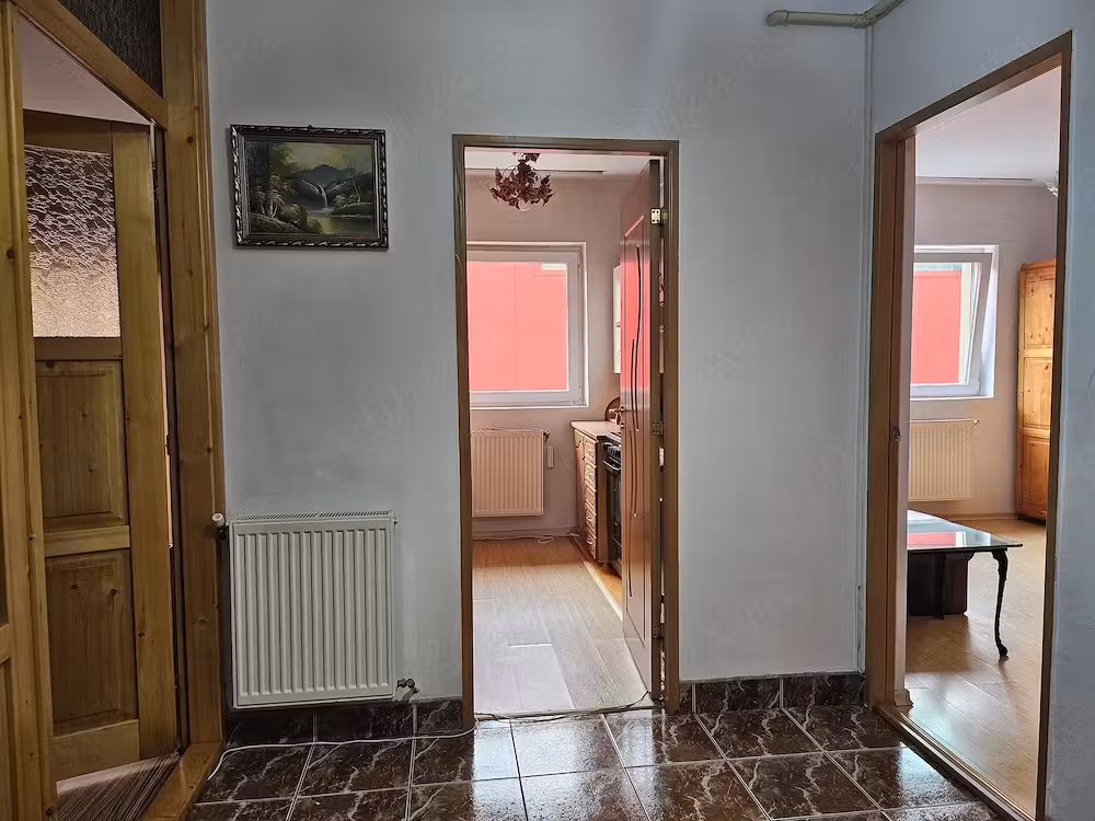 Inchiriez ap. cu două camere, decomandat, str. Eroilor, in spate la Profi