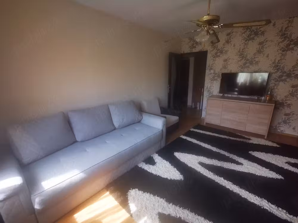 Închiriez apartament