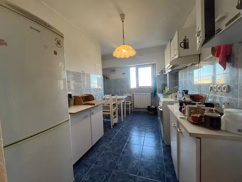 Apartament 4 camere decomandat , hol mare , bucatarie mare 92m2. 2 bai .145000euro
