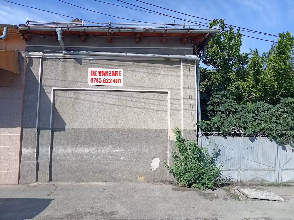 Casa de vanzare, posibil amenajare spatiu comercial compusa din 3 dormitoere, 2 livinguri, un antreu